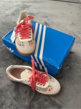 adidas Kids Cream Sneakers with Pink Laces and Floral Panels